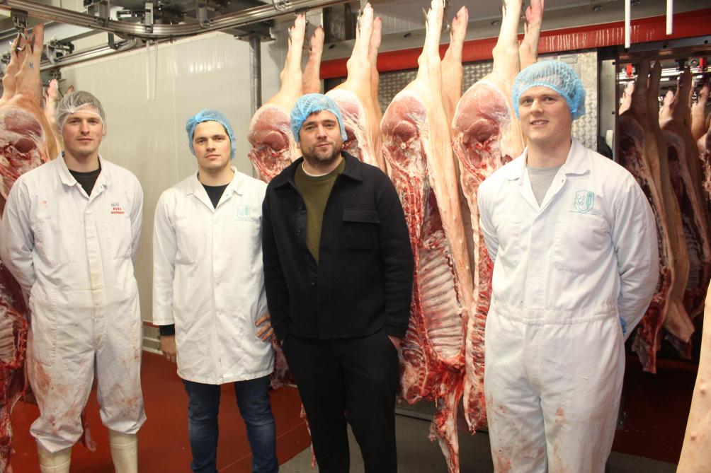 De broers Tijl (witte jassen, vanaf links), Reinard en Gerard De Roover hebben met hun ouders de varkenstak van hun boerderij verbreed met een eigen uitsnijderij en een groothandel in varkensvlees. Een van hun bekendste klanten is chef Wim Ballieu (donkere jas) van Balls & Glory.