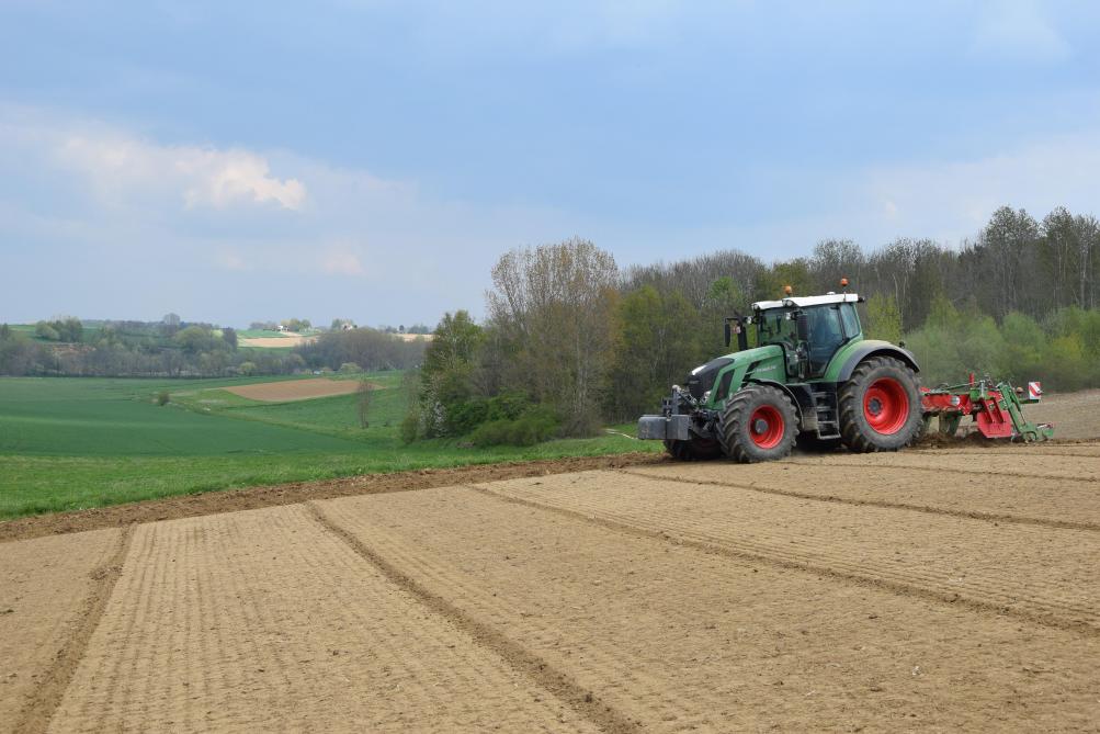 Een diepwoeler lijkt de meest aangewezen machine om bodemverdichting mechanisch aan te pakken.