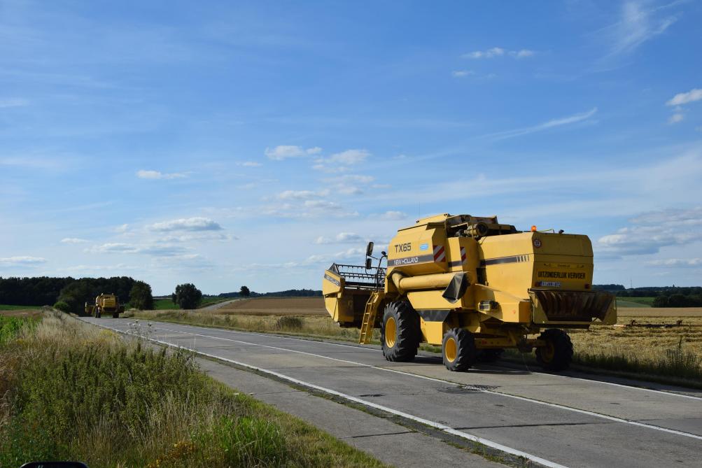 De overheid ziet toe op de naleving van de wetgeving met betrekking tot landbouwvoertuigen.