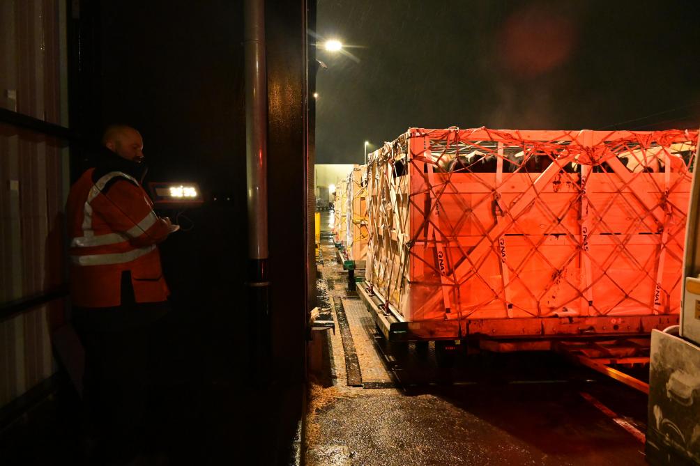 Elke krat wordt gewogen en genummerd, volgens de plaats ervan in het vliegtuig.