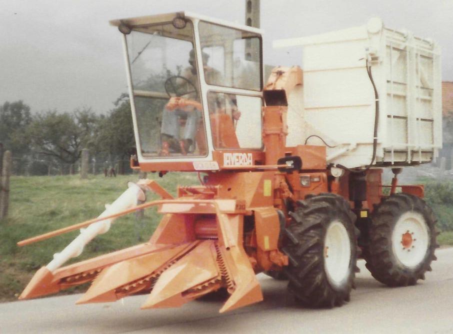 Ooit bouwde Johan Verhelst een Laverda-hakselaar om en voorzag hem van een bunker.
