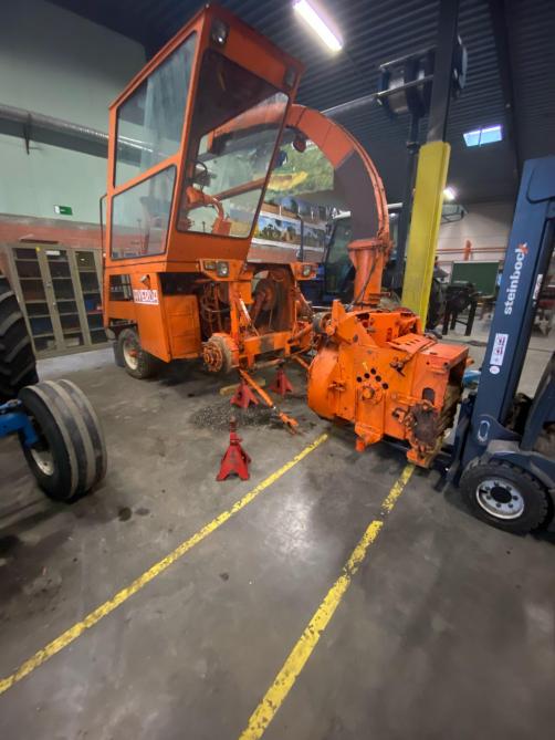 Momenteel is Thibau Lambrecht voor zijn eindwerk in zijn school de hakselaar van zijn grootvader aan het  restaureren .