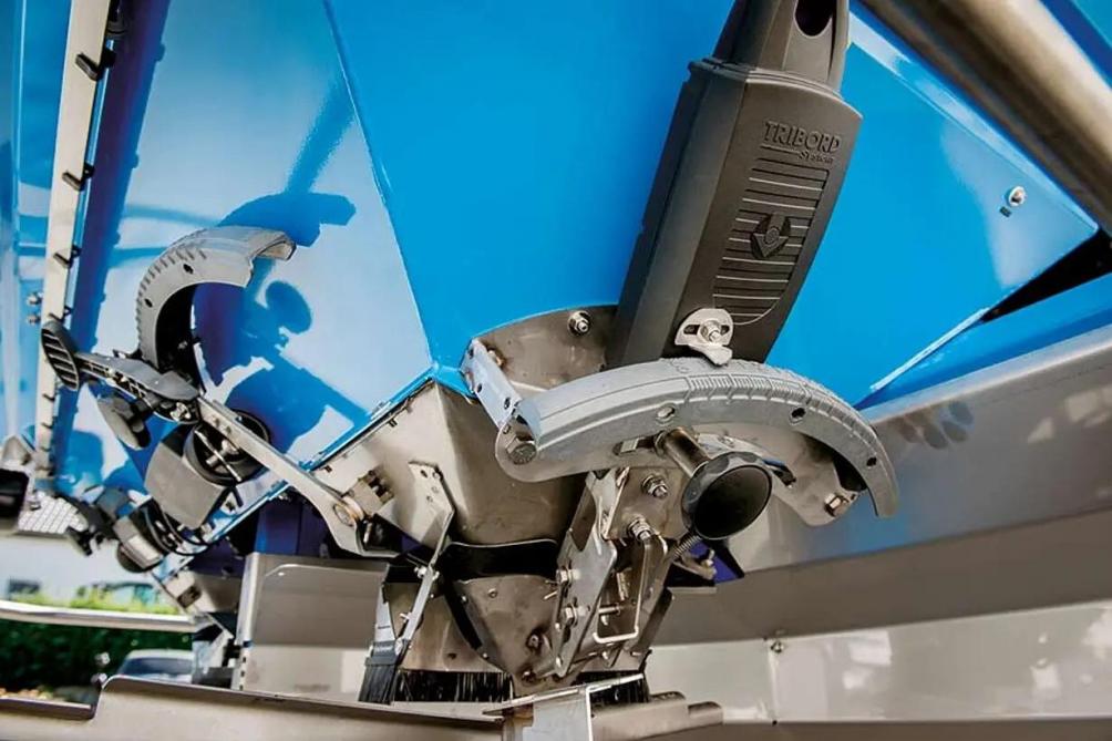 Het valpunt op de strooischijf bepaalt het strooibeeld en kan bij de meest moderne strooiers elektronisch worden bijgesteld.