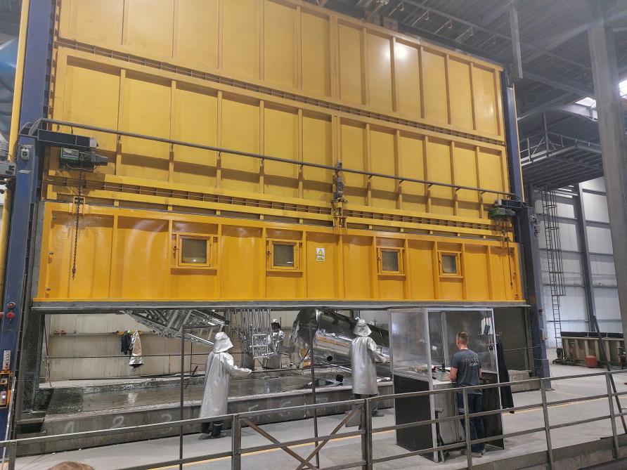 In het galvanisatiebad worden metalen onderdelen ondergedompeld in een zinkoplossing van 450 °C.