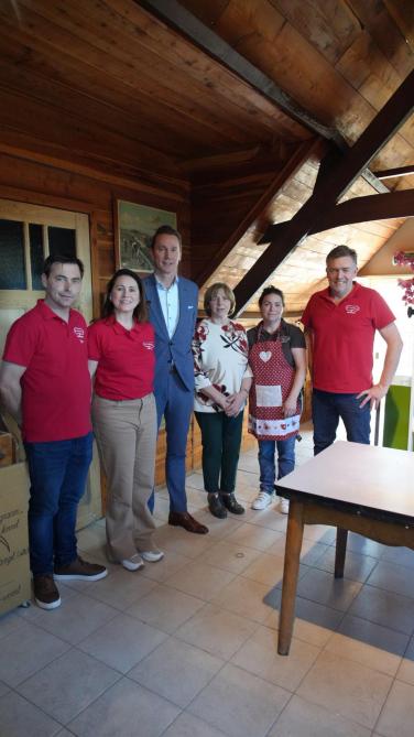 Jo Brouns met het team van De Vierhoekhoeve uit het Oost-Vlaamse Gijzenzele.