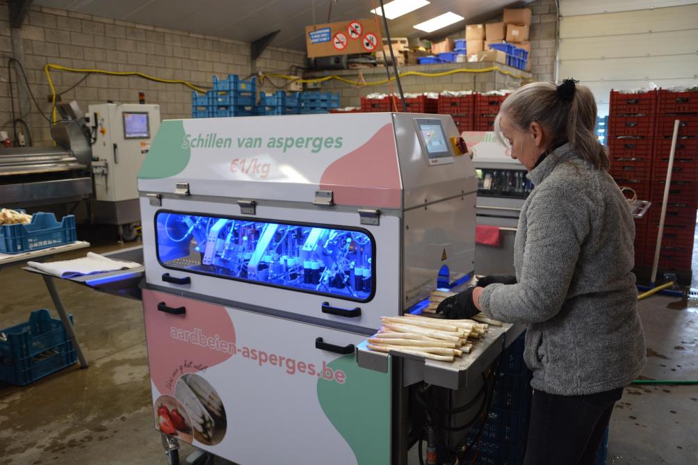 Dirks echtgenote Anne-Marie bij de nieuwe schilmachine, die veel gebruikt wordt.