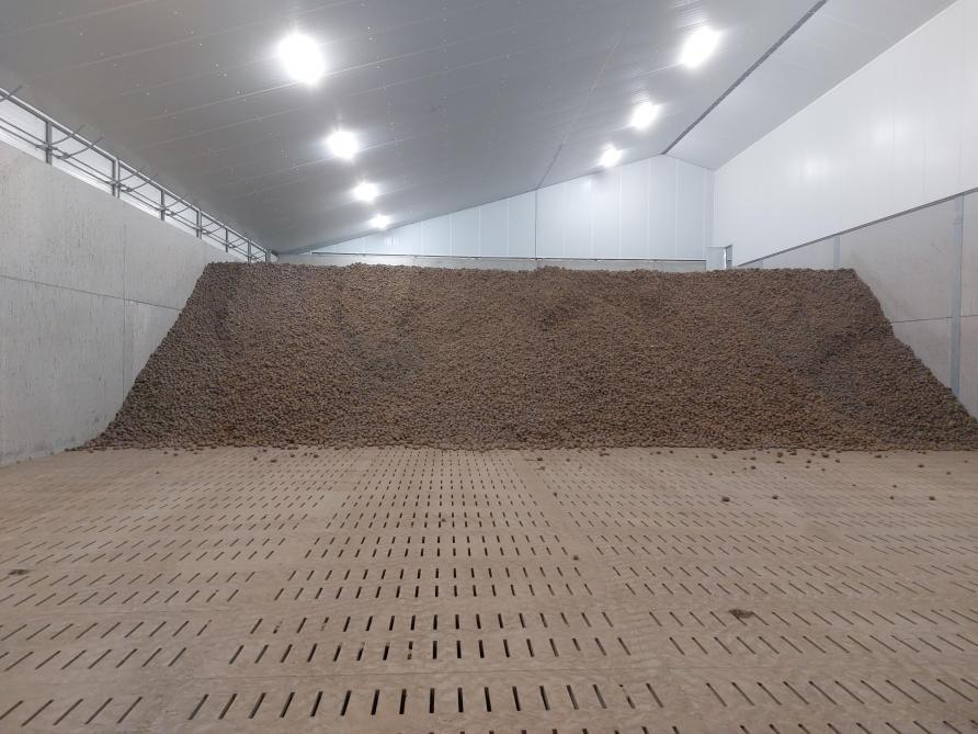 Zowel de cel met aardappelen als die met uien heeft een roostervloer met langsventilatie en ondergrondse kanalen. De uitlaatluiken zitten in de zijwand.