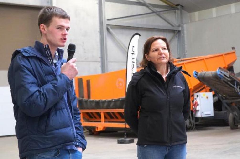 Elias Neyens en Ilse Eeckhout gaven toelichting bij de nieuwe bewaarloods.