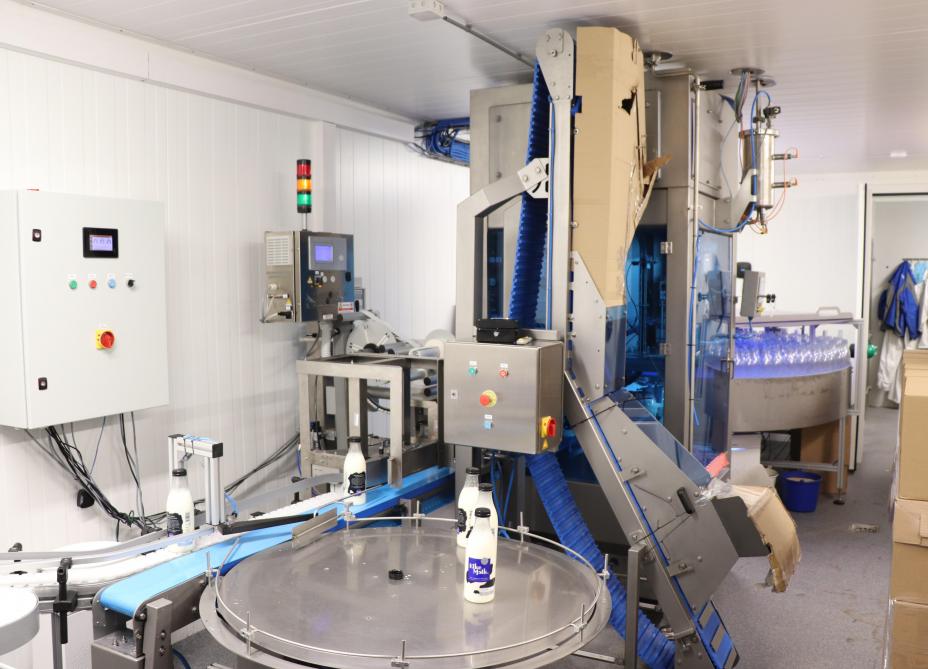 De melk wordt standaard verpakt in 6 x 0,8 l petflessen per doos. Er zitten altijd 6 verschillende smaken – dus van 6 verschillende koeien – in een doos.