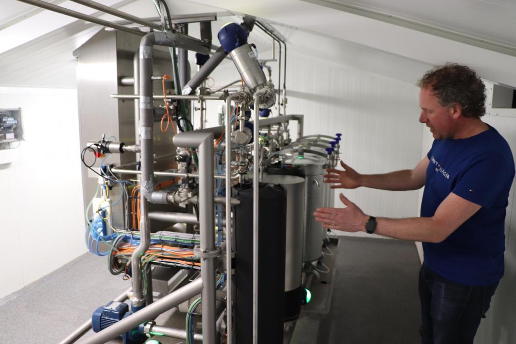 De ElkeMelk-installatie selecteert de melk per koe. De melk wordt direct gepasteuriseerd en belandt binnen de 10 minuten van de uier in de fles.