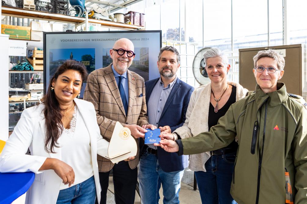 Gedeputeerden Jinnih Beels en Luk Lemmens, projectcoördinator van Life Aclima Joris De Nies, directeur Kim Vervenne en technisch directeur Kathleen Massant van PTS Mechelen bij de uitreiking van het Waterpaspoort aan de tuinbouwschool.