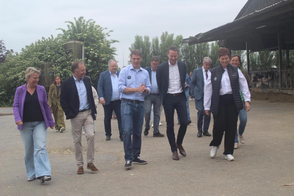 De minister en de lokale mandatarissen kregen een rondleiding op de hoeve.