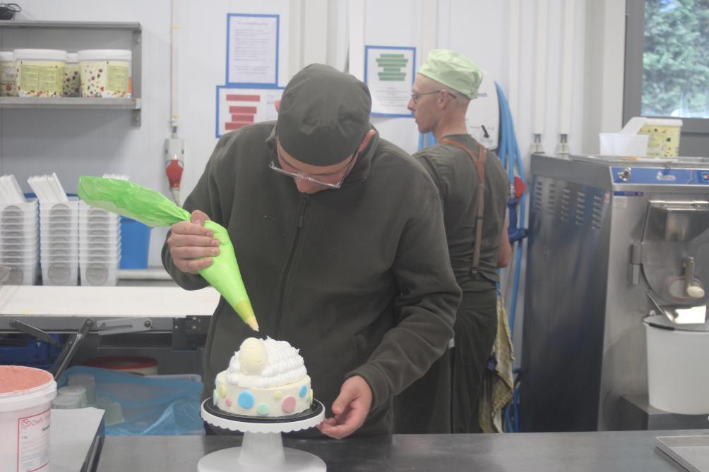 Bij Mili Hoevezuivel verwerken 4 patissiers de melk tot onder meer roomijs voor bruidstaarten.