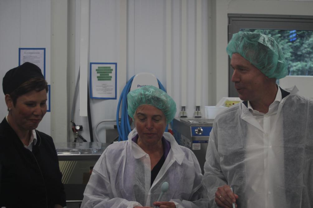 Minister Brouns (links) en Oost-Vlaams gedeputeerde Joke Schauvliege (midden) mogen in de productieruimte proeven van het roomijs.