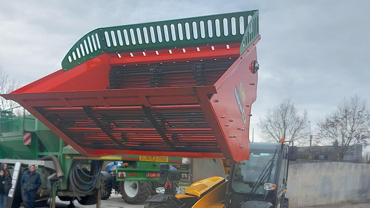 Een spijlenband staat in voor de reiniging van de bieten bij de machine  die Holaras toonde.