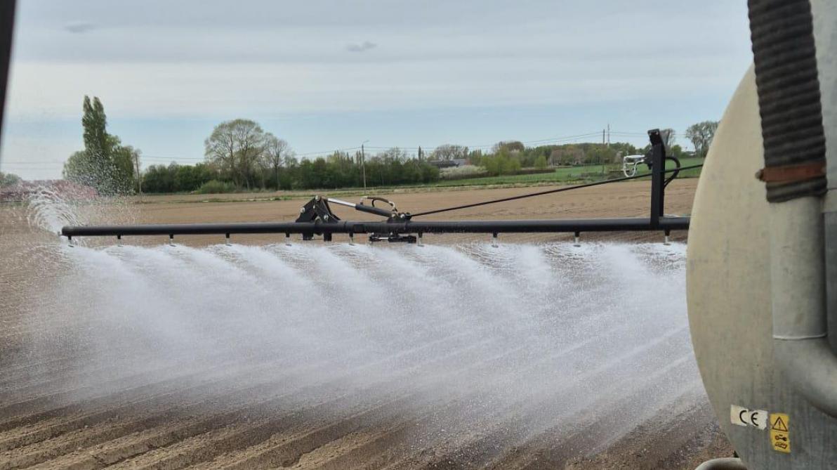 Bij vooropkomstirrigatie wordt vaak gebruikgemaakt van een sproeiboom. De voordelen daarvan zijn de werkbreedte en de hogere watergift die mogelijk is  per werkgang.