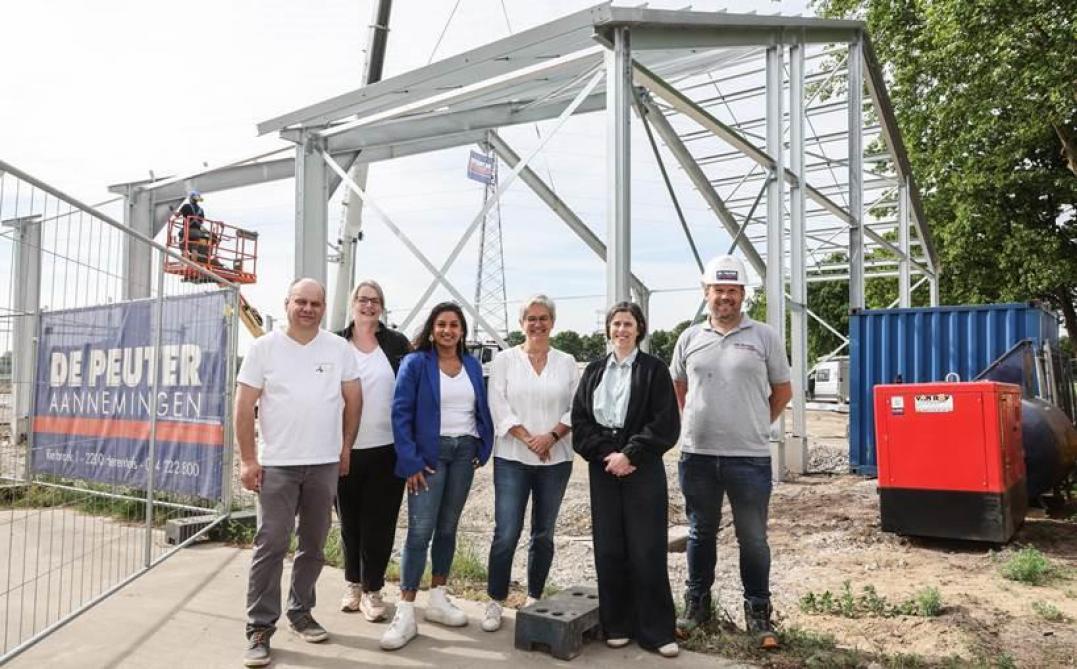 De loods in wording met vanaf links Gert Van de Ven en An Schellekens van Hooibeekhoeve, gedeputeerde Jinnih Beels, directeur van Hooibeekhoeve Ilse Van den Broeck, Ilse Creemers van de provincie Antwerpen en Stein Jannes van aannemingen De Peuter.