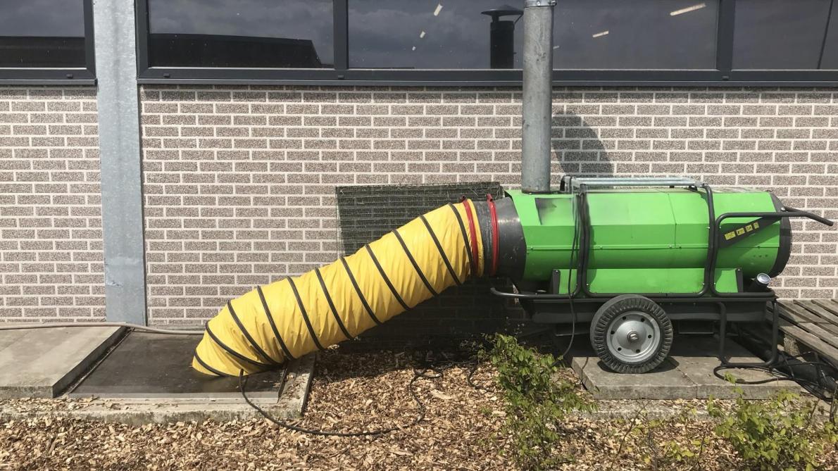 Warmtekanon voor het induceren van kunstmatige hittegolven in de proefstal.