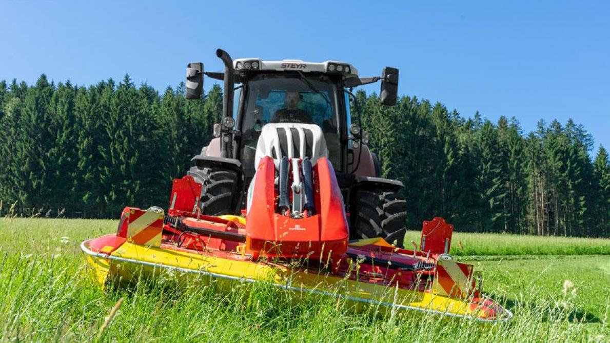 De aanpassing van de maaier aan de bodemcontouren is een essentieel punt voor een net en proper maaibeeld. Dat geldt zowel voor maaiers achteraan de tractor als vooraan.
