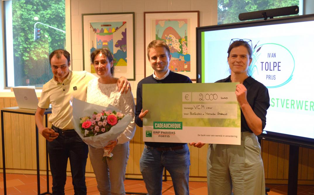 Gianni Tolpe (zoon van Ivan/vanaf links) en Carine Decloedt (vrouw van Ivan) overhandigden de innovatieprijs aan Klaas Vanhee (commercieel directeur Biolectric), samen met voorzitter Greet Ghekiere van VCM.