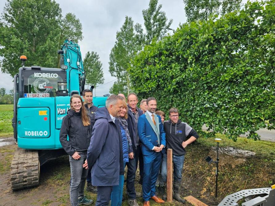 Een deel van de ploeg achter het stuwenproject in Sint-Gillis-Waas.