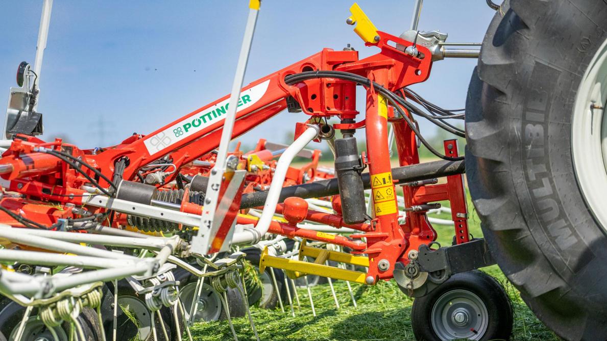 Het tastwiel onder de driepuntskoppeling biedt meer precisie inzake bodemvolging.