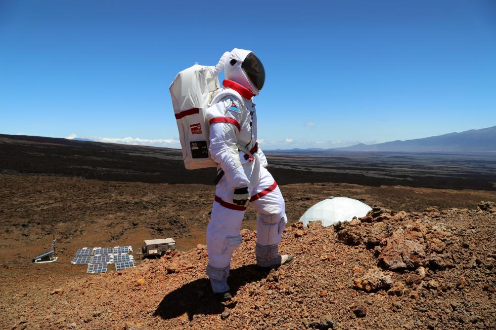 Deelnemers aan de allereerste HI-SEAS-missie in 2013 bootsten 4 maanden lang een verblijf op Mars na op de flank van een vulkaan in Hawaii.