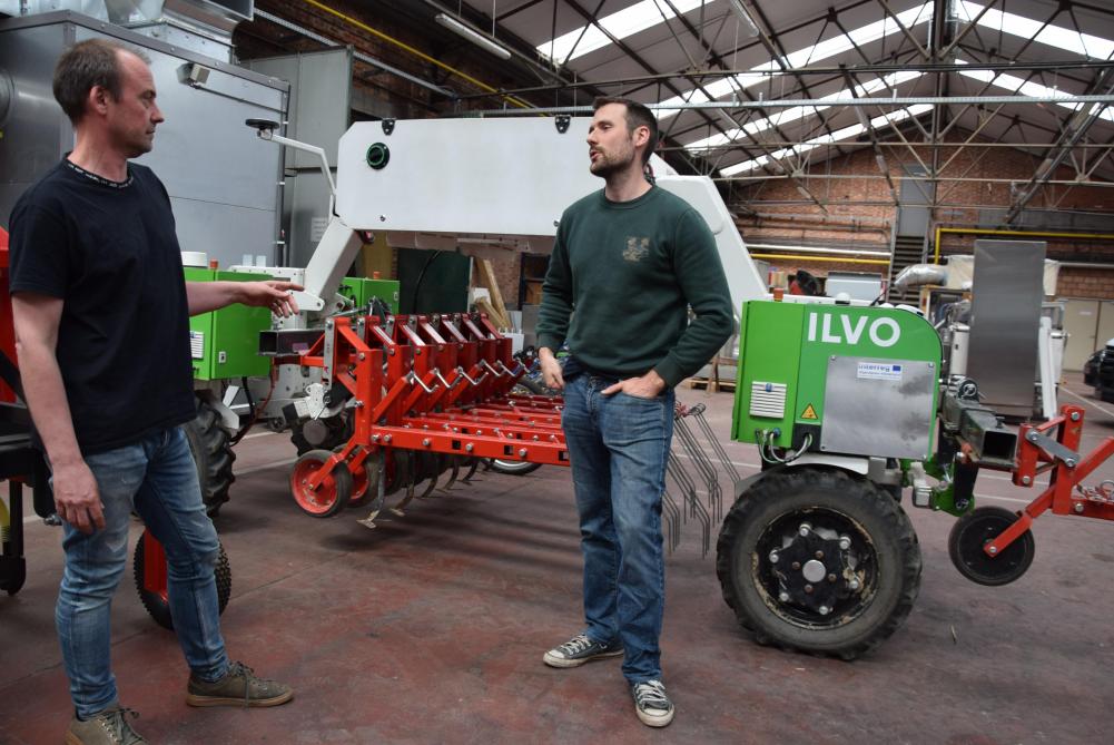 Jürgen Vangeyte (links) in overleg met zijn ILVO-collega Simon Cool, coördinator Living Lab Agrifood Technology.