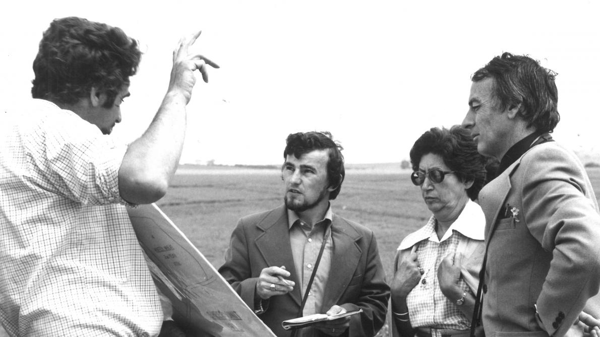 André De Mol (centraal) tijdens een bezoek aan een Brits proefbedrijf in Winchester in juli 1977.