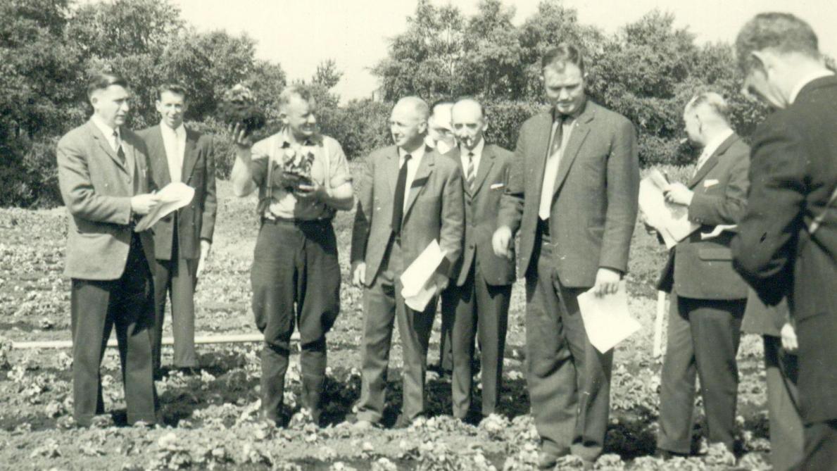 Albert Coomans (l) als voorlichter te velde eind jaren 50.