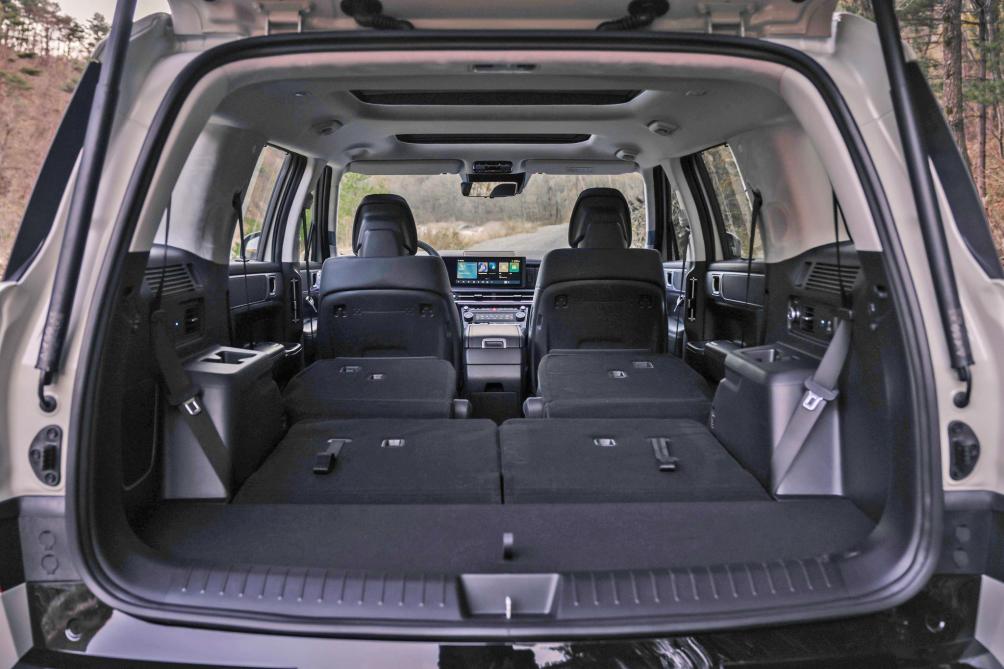 De strakke lijnen van  de Hyundai Santa Fe geven hem een krachtig en karaktervol  uiterlijk.