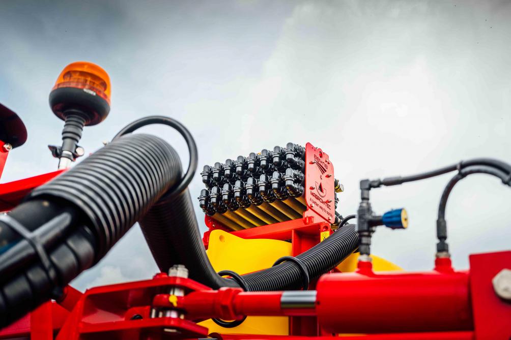 Magrow Tec geeft de spuitvloeistof een magnetische lading.
