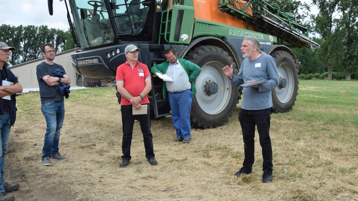 Steven Torfs (Agentschap Landbouw en Zeevisserij, rechts):  Precisielandbouw is verplicht op 80% van je areaal. Ook een correct gebruik van sectieafsluiting is nodig. We komen ter plaatse onder meer de aansturing controleren.