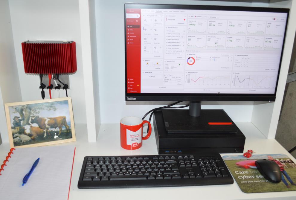 De Hub (links, in het rood) beveiligt de gegevens van de Lely-machines.