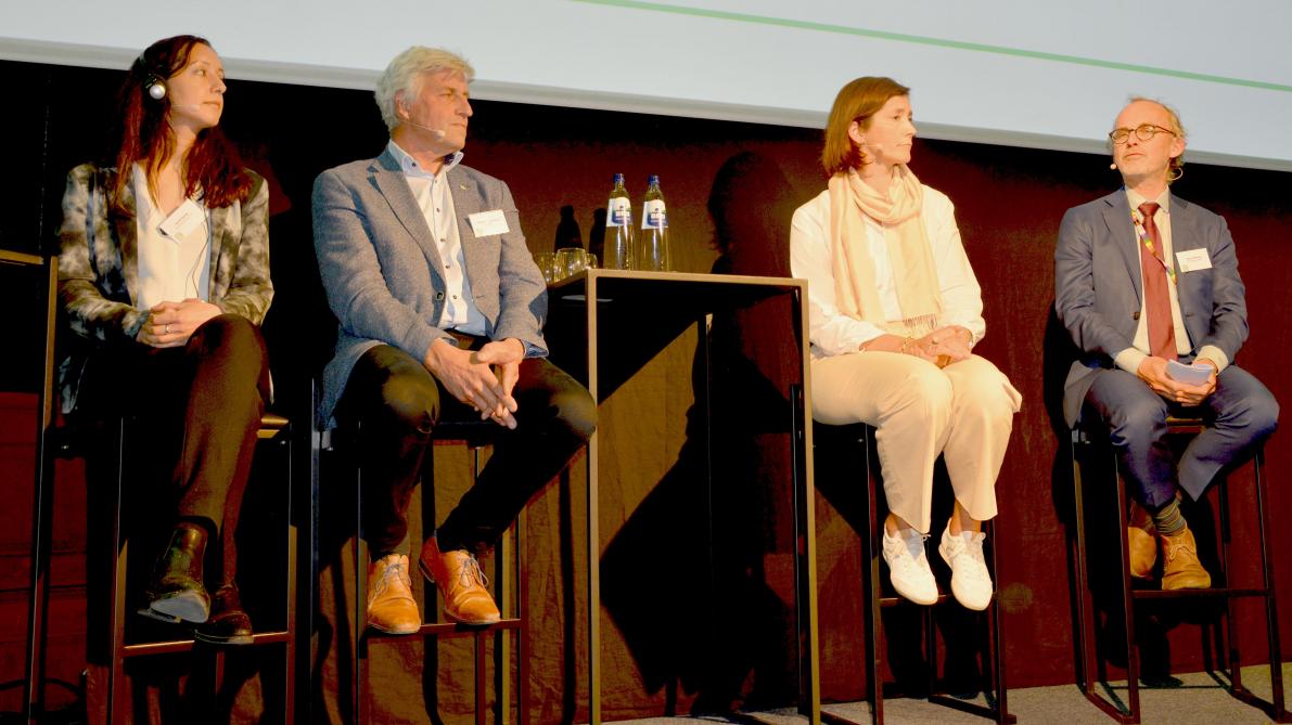 In een paneldebat lieten (van links naar rechts) Amrit Kaur Nanda (Plants for the Future), Hendrik Vandamme (akkerbouwer en ex-ABS-voorzitter), Esther Monard (Arvesta) en Peter Wittoeck hun licht schijnen op hoe de sector moet inspelen op klimaatmitigatie en -adaptatie.