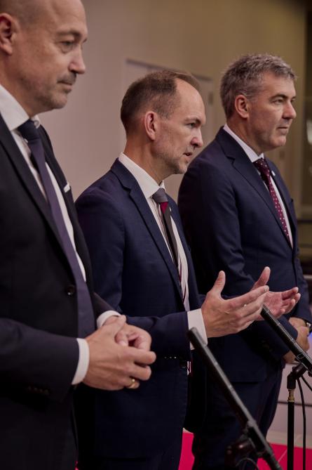 Jeppe Bruus, de Deense minister voor de Groene Transitie (midden).