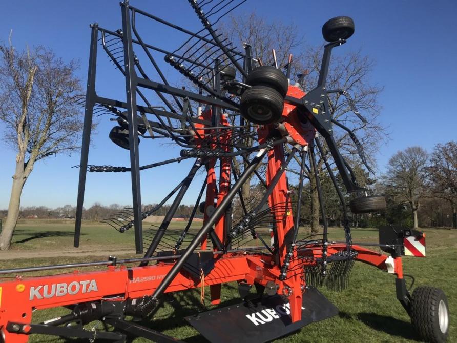 De machines waarin geïnvesteerd wordt (hier een hark), zijn door de jaren heen meegegroeid met de tractoren van de leden.