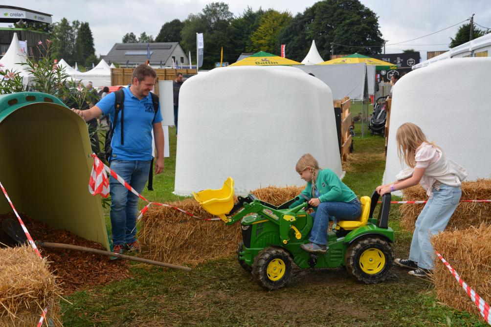Een must voor alle kinderen is een ritje met de traptractor langs het strobalenparcours.