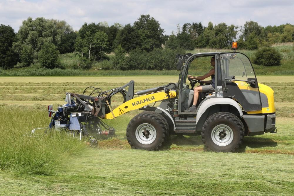 Elektrisch aangedreven wiellader met elektrisch aangedreven vingermaaibalk.