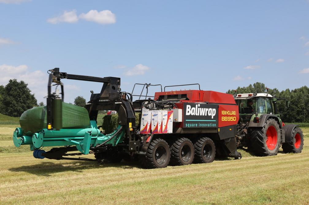De ‘Baliwrap Square Innovation’ is een universeel onderstel voor een combinatie van een grootpakpers en een wikkelaar.