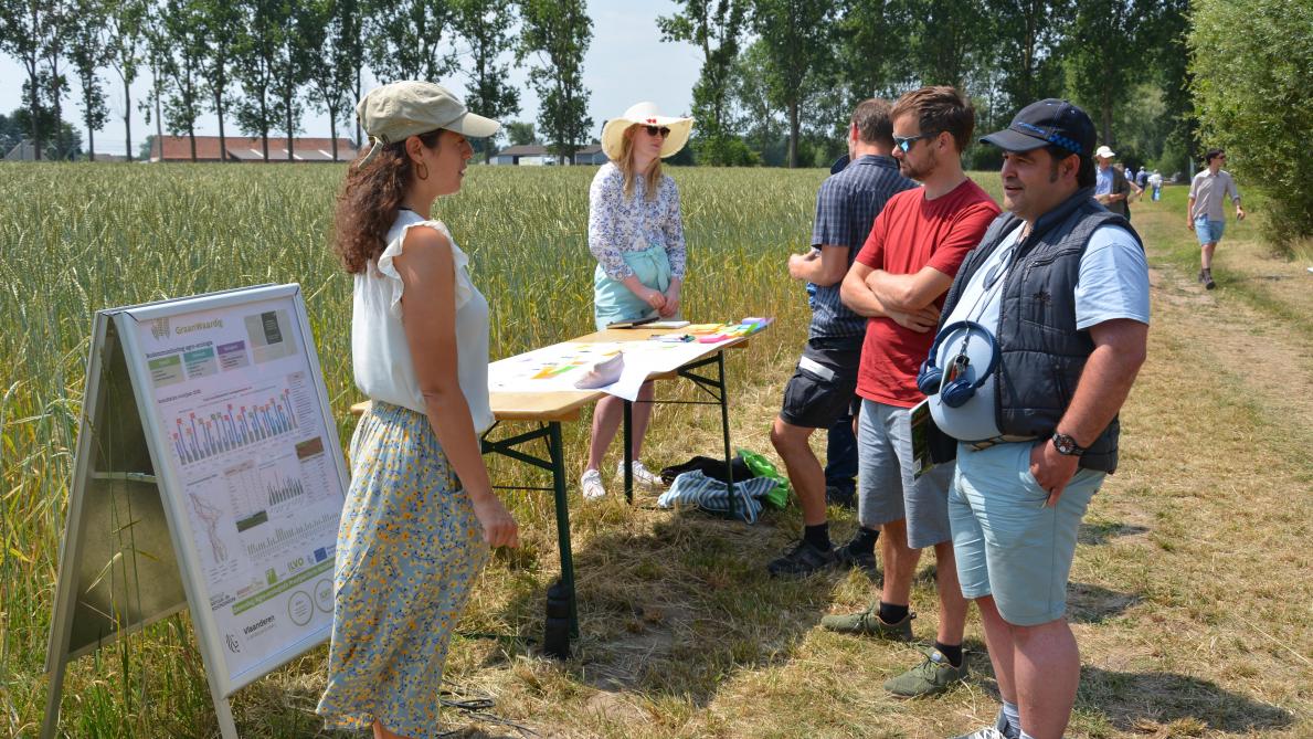 Hannah Vandewiele van Flanders’ Food (links op de foto) stelde het EIP-project GraanWaardig voor.