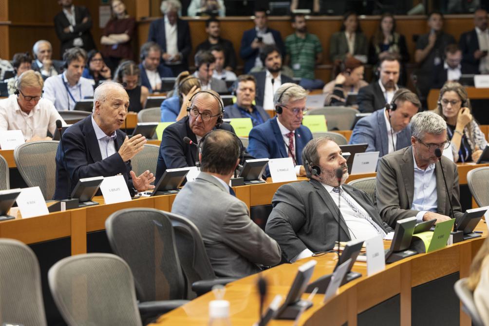 Europarlementsleden in de landbouwcommissie reageren woedend op het voorstel van de Commissie. Volgens hen verraadt, vermoordt en laat het voorstel de Europese boeren achter.