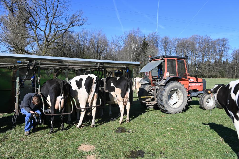 De mobiele melkmachine erfde de veehouder van zijn grootmoeder.