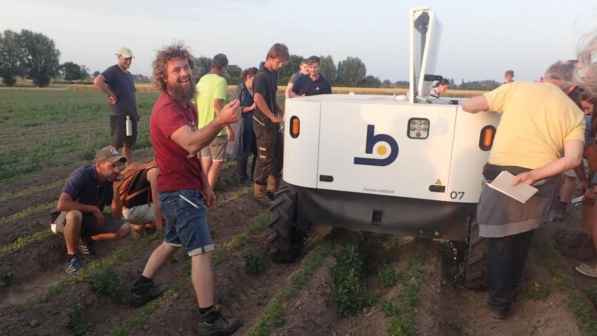 De Maverick van Odd.Bot is een autonome wiedrobot die tot 1,5 ha/dag wiedt, zonder schade aan je gewas.