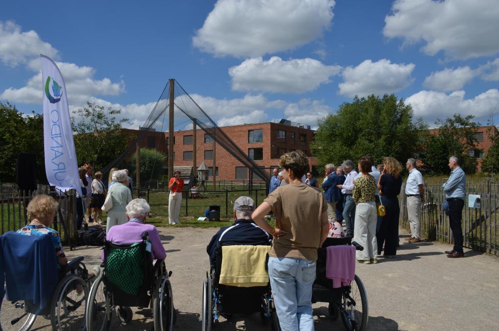 Vanuit de woonruimtes en de gemeenschappelijke leefruimtes hebben bewoners vrij zicht op het erfgoedhof.
