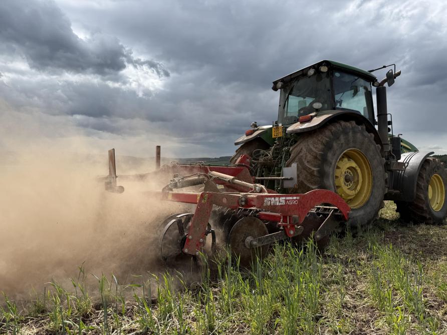 In plaats van enkele tanden maakt de machine nu gebruik van dubbele tanden van hoogwaardig materiaal, die met rubberen silentblocks aan het frame zijn bevestigd.