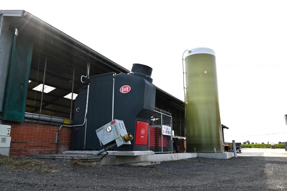 De luchtwasser (donkergroen) wast de ammoniakdampen van de mestput met zuren uit de rode tanksen voert het spuiwater naar de lichtgroene silotank.