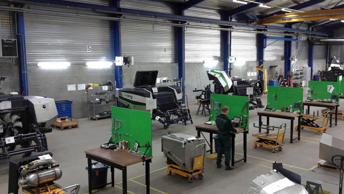 Zicht op de productiehal waar de AgXeed-robots worden gebouwd.