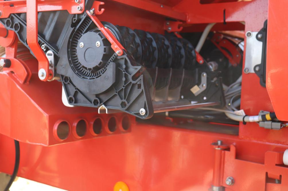 De dosis meststof wordt precies gedoseerd met een nokkenradsysteem, welke met een elektromotor een variabel toerental krijgt.