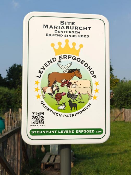 Schild van de Levend Erfgoedhof-erkenning Curando in Dentergem.